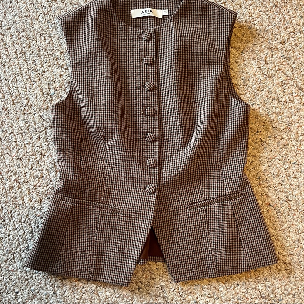 ASTR the label Women Gisselle Crewneck Vest and tailored short set medium plaid - Picture 5 of 13